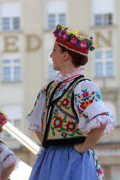 Члены фольклорной группы "Эдмонтон" (Альберта), украинские танцоры Витер из Канады во время 48-го Международного фольклорного фестиваля в Загребе — стоковое фото
