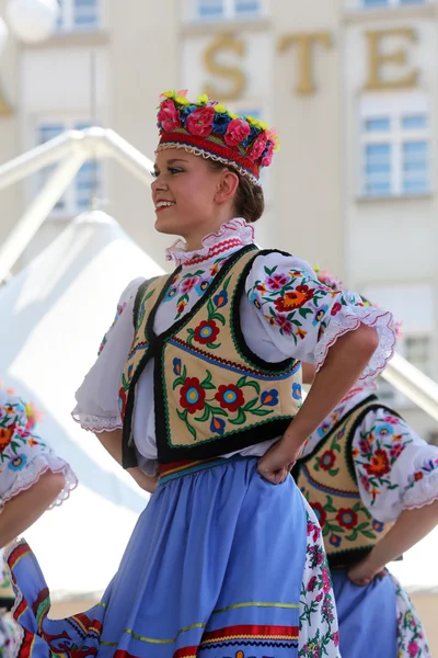 Medlemmar av folk grupp edmonton (alberta), ukrainska dansare viter från Kanada under 48 internationell folklore festival i zagreb — Stockfoto