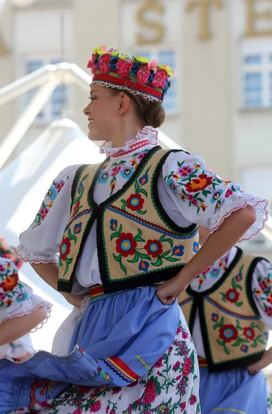 Medlemmar av folk grupp edmonton (alberta), ukrainska dansare viter från Kanada under 48 internationell folklore festival i zagreb — Stockfoto