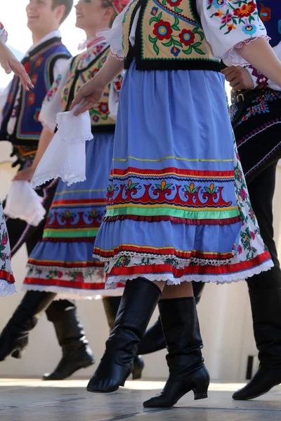 Medlemmar av folk grupp edmonton (alberta), ukrainska dansare viter från Kanada under 48 internationell folklore festival i zagreb — Stockfoto