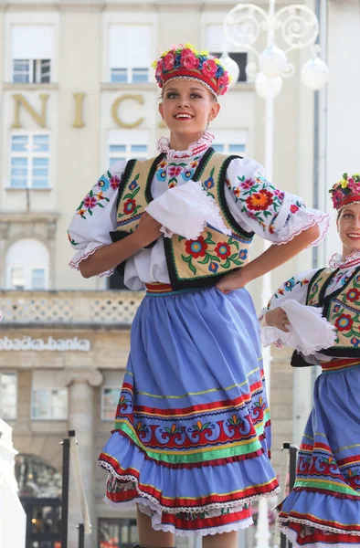 Členové lidové skupiny edmonton (alberta), ukrajinská tanečníci viter z Kanady během 48 Mezinárodní folklórní festival v Záhřebu — Stock fotografie