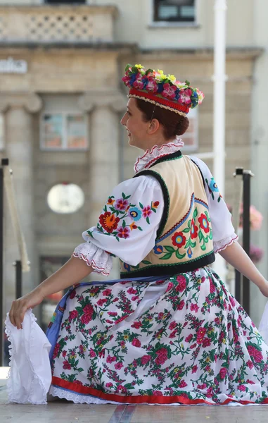 Nép, tagok csoport edmonton (alberta), ukrán táncosok viter Kanadából alatt Zágráb 48 nemzetközi folklór fesztivál — Stock Fotó