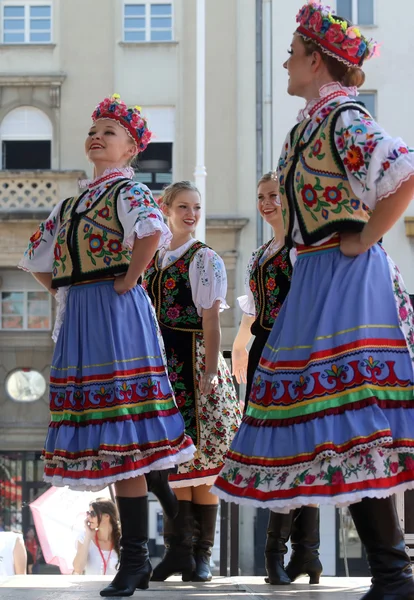 Nép, tagok csoport edmonton (alberta), ukrán táncosok viter Kanadából alatt Zágráb 48 nemzetközi folklór fesztivál — Stock Fotó