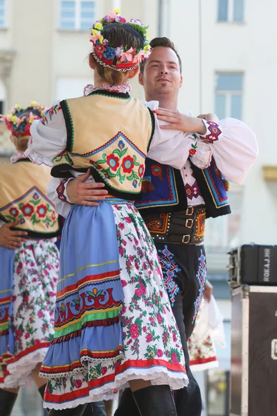 Membres du groupe folklorique Edmonton (Alberta), danseurs ukrainiens Viter du Canada lors du 48e Festival international du folklore à Zagreb — Photo