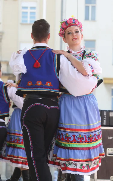 Medlemmar av folk grupp edmonton (alberta), ukrainska dansare viter från Kanada under 48 internationell folklore festival i zagreb — Stockfoto