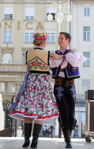 Nép, tagok csoport edmonton (alberta), ukrán táncosok viter Kanadából alatt Zágráb 48 nemzetközi folklór fesztivál — Stock Fotó