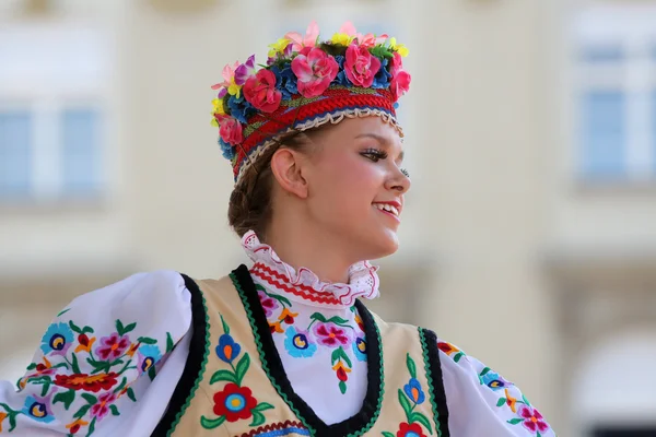 Leden van folk groep edmonton (alberta), Oekraïens dansers viter uit canada tijdens de 48ste internationale folklore festival in zagreb — Stockfoto