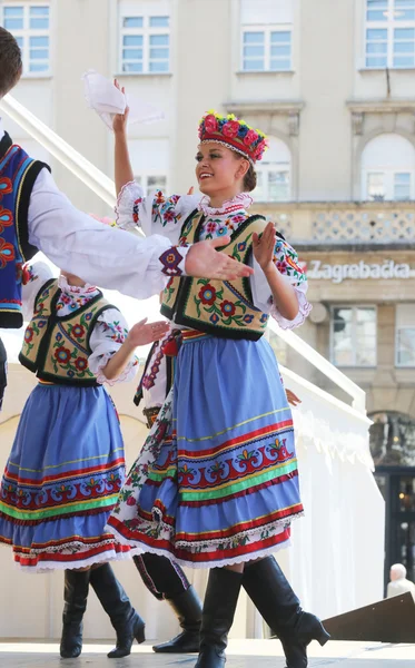 Nép, tagok csoport edmonton (alberta), ukrán táncosok viter Kanadából alatt Zágráb 48 nemzetközi folklór fesztivál — Stock Fotó