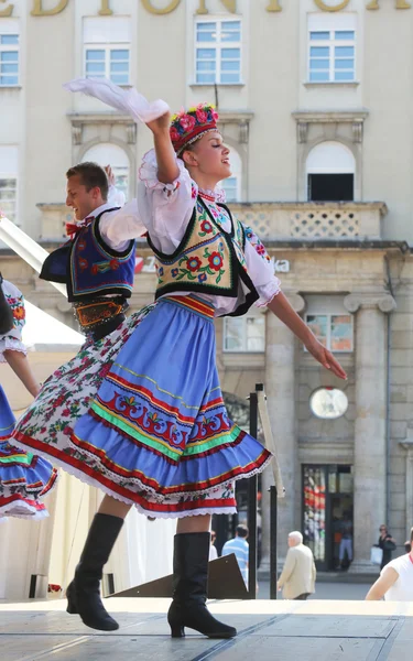 Miembros del grupo folclórico Edmonton (Alberta), bailarines ucranianos Viter de Canadá durante el 48º Festival Internacional de Folclore en Zagreb —  Fotos de Stock