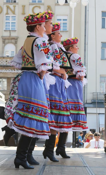 Nép, tagok csoport edmonton (alberta), ukrán táncosok viter Kanadából alatt Zágráb 48 nemzetközi folklór fesztivál — Stock Fotó