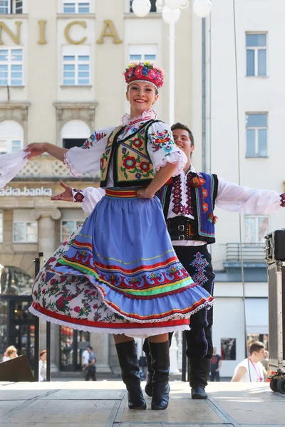 Nép, tagok csoport edmonton (alberta), ukrán táncosok viter Kanadából alatt Zágráb 48 nemzetközi folklór fesztivál — Stock Fotó