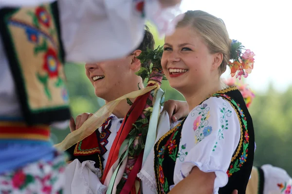 Medlemmar av folk grupp edmonton (alberta), ukrainska dansare viter från Kanada under 48 internationell folklore festival i zagreb — Stockfoto