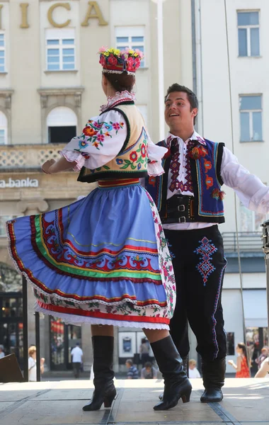 Mitglieder der Folkloregruppe Edmonton (alberta), ukrainische Tänzer viter aus Kanada während des 48. Internationalen Folklorefestivals in Zagreb — Stockfoto
