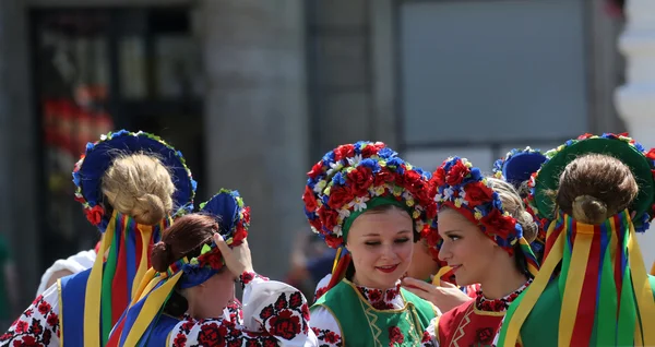 Члены фольклорной группы "Эдмонтон" (Альберта), украинские танцоры Витер из Канады во время 48-го Международного фольклорного фестиваля в Загребе — стоковое фото