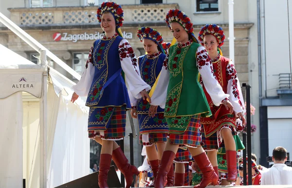 Μέλη της Λαϊκής ομάδας Έντμοντον (Αλμπέρτα), viter Ουκρανικοί χορευτές από τον Καναδά κατά τη διάρκεια το 48ο Διεθνές Φολκλορικό Φεστιβάλ στο Ζάγκρεμπ — Φωτογραφία Αρχείου