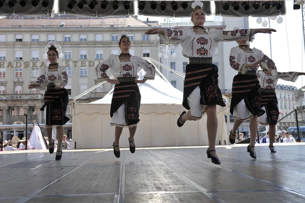 Membres du groupe folklorique Edmonton (Alberta), danseurs ukrainiens Viter du Canada lors du 48e Festival international du folklore à Zagreb — Photo