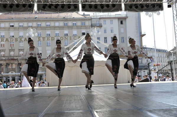 Members of folk group Edmonton (Alberta), Ukrainian dancers Viter from Canada during the 48th International Folklore Festival in Zagreb — Stock Photo, Image