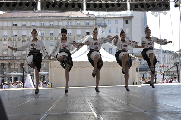 Membres du groupe folklorique Edmonton (Alberta), danseurs ukrainiens Viter du Canada lors du 48e Festival international du folklore à Zagreb — Photo