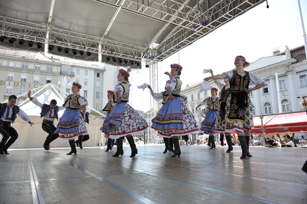 Medlemmar av folk grupp edmonton (alberta), ukrainska dansare viter från Kanada under 48 internationell folklore festival i zagreb — Stockfoto