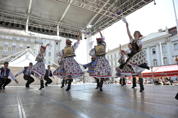 Miembros del grupo folclórico Edmonton (Alberta), bailarines ucranianos Viter de Canadá durante el 48º Festival Internacional de Folclore en Zagreb — Foto de Stock