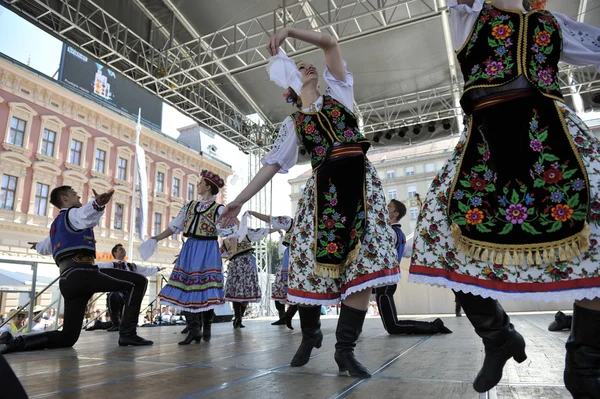 组埃德蒙顿 (艾伯塔) 乌克兰舞者 viter 从加拿大在萨格勒布第 48 国际民俗节日期间的民间成员 — 图库照片