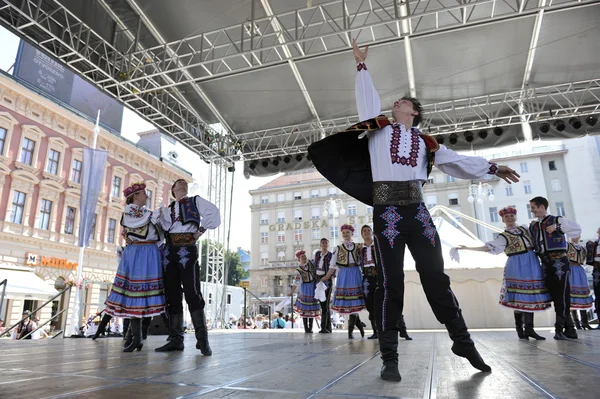Membres du groupe folklorique Edmonton (Alberta), danseurs ukrainiens Viter du Canada lors du 48e Festival international du folklore à Zagreb — Photo