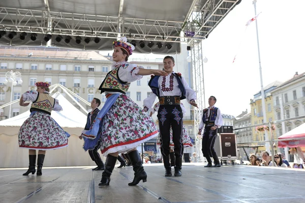 Nép, tagok csoport edmonton (alberta), ukrán táncosok viter Kanadából alatt Zágráb 48 nemzetközi folklór fesztivál — Stock Fotó