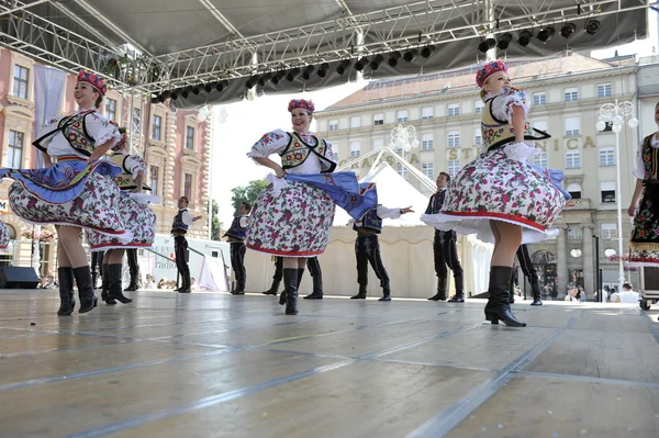 Medlemmar av folk grupp edmonton (alberta), ukrainska dansare viter från Kanada under 48 internationell folklore festival i zagreb — Stockfoto