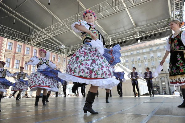 Nép, tagok csoport edmonton (alberta), ukrán táncosok viter Kanadából alatt Zágráb 48 nemzetközi folklór fesztivál — Stock Fotó