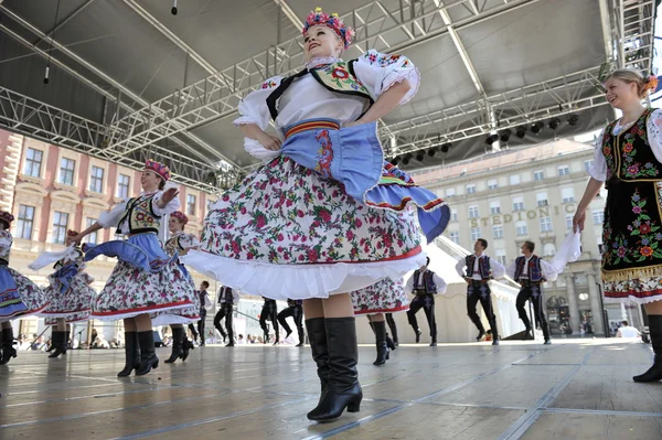 Membres du groupe folklorique Edmonton (Alberta), danseurs ukrainiens Viter du Canada lors du 48e Festival international du folklore à Zagreb — Photo