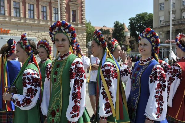 Membros do grupo popular Edmonton (Alberta), dançarinos ucranianos Viter do Canadá durante o 48th Festival Internacional de Folclore em Zagreb — Fotografia de Stock