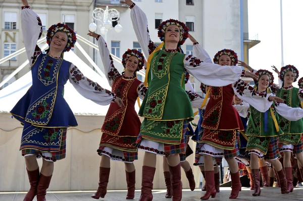 Členové lidové skupiny edmonton (alberta), ukrajinská tanečníci viter z Kanady během 48 Mezinárodní folklórní festival v Záhřebu — Stock fotografie