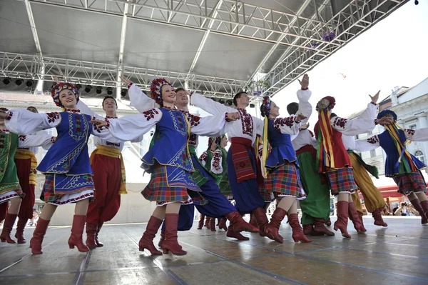 Membros do grupo popular Edmonton (Alberta), dançarinos ucranianos Viter do Canadá durante o 48th Festival Internacional de Folclore em Zagreb — Fotografia de Stock