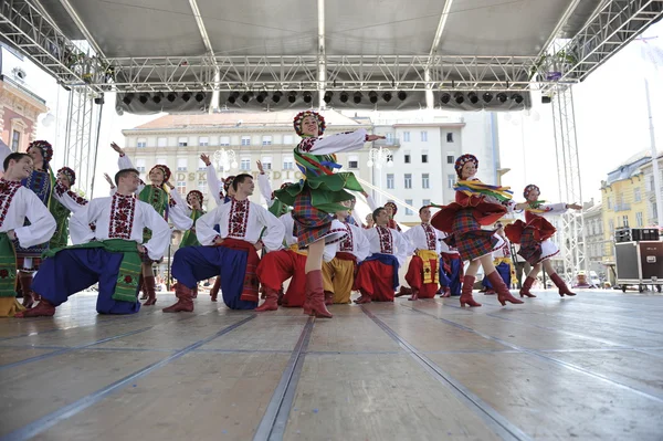 Miembros del grupo folclórico Edmonton (Alberta), bailarines ucranianos Viter de Canadá durante el 48º Festival Internacional de Folclore en Zagreb — Foto de Stock