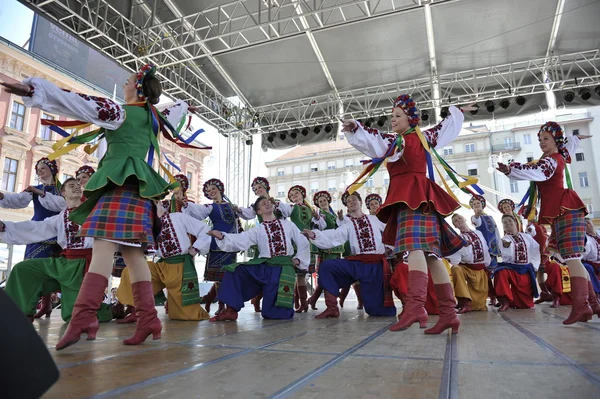 Miembros del grupo folclórico Edmonton (Alberta), bailarines ucranianos Viter de Canadá durante el 48º Festival Internacional de Folclore en Zagreb — Foto de Stock