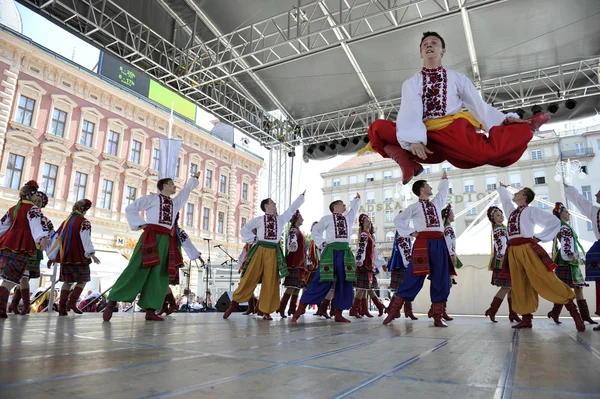 Mitglieder der Folkloregruppe Edmonton (alberta), ukrainische Tänzer viter aus Kanada während des 48. Internationalen Folklorefestivals in Zagreb — Stockfoto