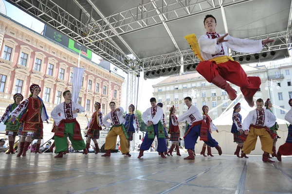 Jäsenet kansanryhmä Edmonton (Alberta), Ukrainan tanssijoita Viter Kanadasta aikana 48th International Folklore Festival Zagrebissa — kuvapankkivalokuva