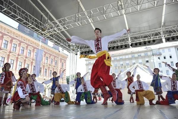 Membres du groupe folklorique Edmonton (Alberta), danseurs ukrainiens Viter du Canada lors du 48e Festival international du folklore à Zagreb — Photo