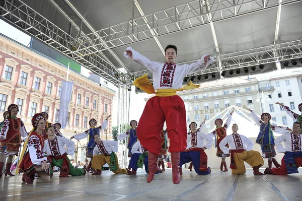 Membros do grupo popular Edmonton (Alberta), dançarinos ucranianos Viter do Canadá durante o 48th Festival Internacional de Folclore em Zagreb — Fotografia de Stock