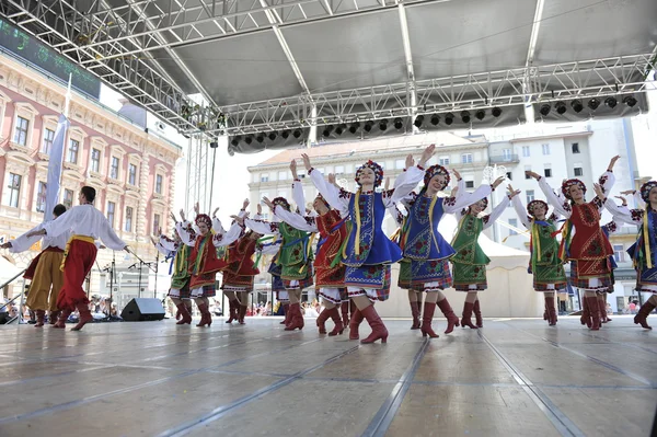 Miembros del grupo folclórico Edmonton (Alberta), bailarines ucranianos Viter de Canadá durante el 48º Festival Internacional de Folclore en Zagreb — Foto de Stock