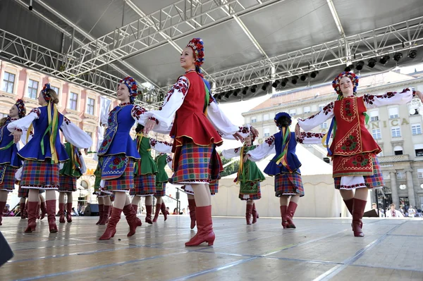 Nép, tagok csoport edmonton (alberta), ukrán táncosok viter Kanadából alatt Zágráb 48 nemzetközi folklór fesztivál — Stock Fotó