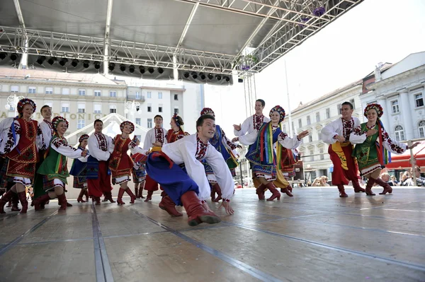 Mitglieder der Folkloregruppe Edmonton (alberta), ukrainische Tänzer viter aus Kanada während des 48. Internationalen Folklorefestivals in Zagreb — Stockfoto