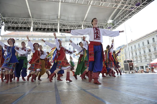 Membros do grupo popular Edmonton (Alberta), dançarinos ucranianos Viter do Canadá durante o 48th Festival Internacional de Folclore em Zagreb — Fotografia de Stock