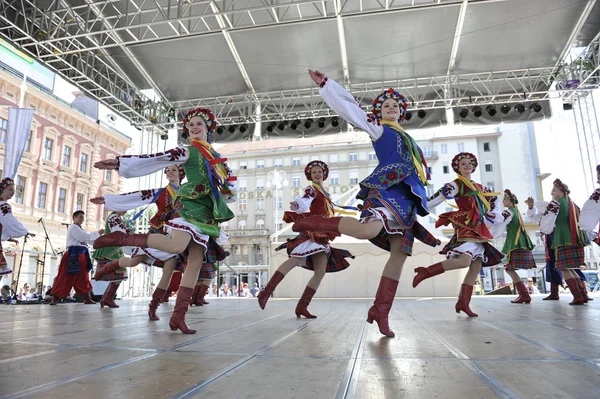 Membros do grupo popular Edmonton (Alberta), dançarinos ucranianos Viter do Canadá durante o 48th Festival Internacional de Folclore em Zagreb — Fotografia de Stock