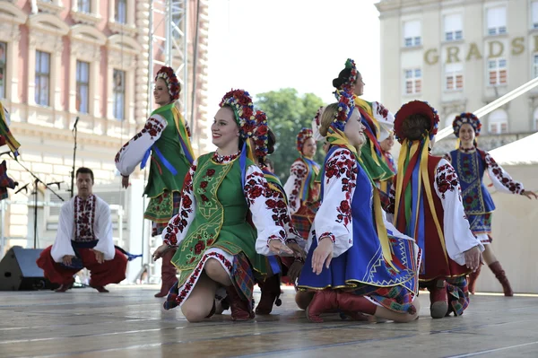 Mitglieder der Folkloregruppe Edmonton (alberta), ukrainische Tänzer viter aus Kanada während des 48. Internationalen Folklorefestivals in Zagreb — Stockfoto