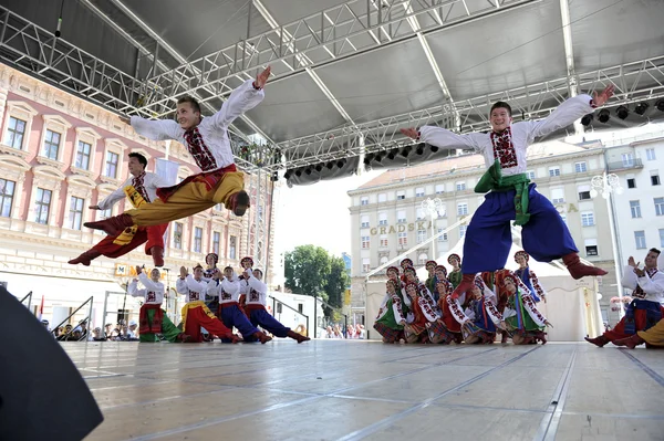 Nép, tagok csoport edmonton (alberta), ukrán táncosok viter Kanadából alatt Zágráb 48 nemzetközi folklór fesztivál — Stock Fotó