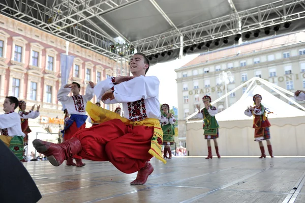 Nép, tagok csoport edmonton (alberta), ukrán táncosok viter Kanadából alatt Zágráb 48 nemzetközi folklór fesztivál — Stock Fotó