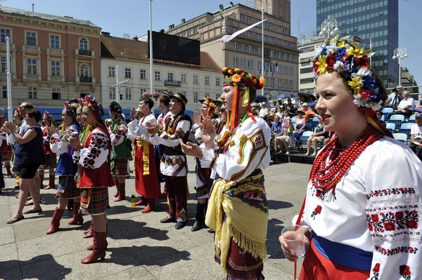 Membros do grupo popular Edmonton (Alberta), dançarinos ucranianos Viter do Canadá durante o 48th Festival Internacional de Folclore em Zagreb — Fotografia de Stock