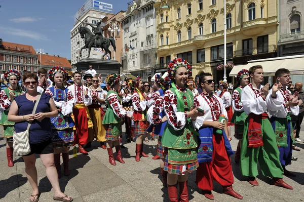 Membri del gruppo folk Edmonton (Alberta), ballerini ucraini Viter dal Canada durante il 48esimo Festival Internazionale del Folclore a Zagabria — Foto Stock