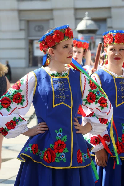 Členové lidové skupiny edmonton (alberta), ukrajinská tanečníci viter z Kanady během 48 Mezinárodní folklórní festival v Záhřebu — Stock fotografie